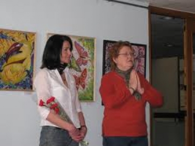 Руководитель студии Татьяна Николаевна Суркова на открытии выставки своей ученицы, Алены Мюлинг.