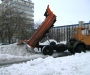 В Киеве разьяренные жители избили водителя КАМАЗа, сваливающего снег во дворе одного из домов