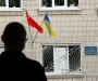 Сумской архив вывесил красный флаг рядом с государственным: национальные организации требуют не нарушать Конституцию 