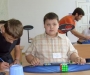 12-летний житель Сумщины на Международном чемпионате собрал кубик Рубика одной рукой