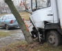 ДТП в Сумах: на пр. Лушпы грузовик въехал в дерево (фото)