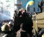Митингующие прорвали оцепление ВВ и пытаются разблокировать Грушевского (видео)