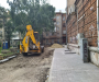 В Сумах ремонтируют двор в самом центре города