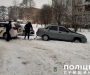 На Сумщині поліцейські допомогли водієві витягнути авто із замету