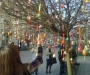К празднику: 500 писанок сумских школьников украсили пасхальное дерево в центре города