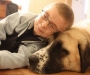 Пес, которого пытались убить, помогает мальчику с редким генетическим заболеванием