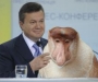 Януковичу в Брунее подарили длинноносую обезьянку